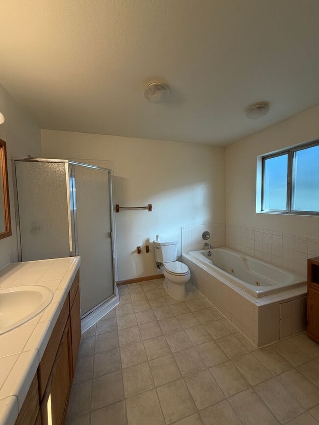 Building Photo - 916 Sunset Dr