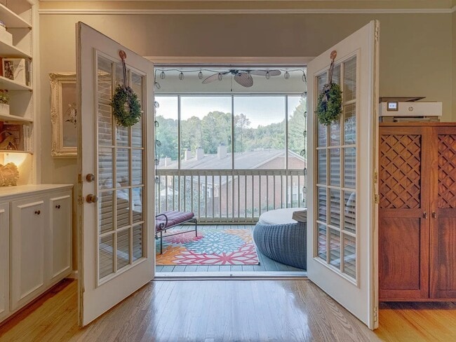 Building Photo - 2BR Bellevue Townhome