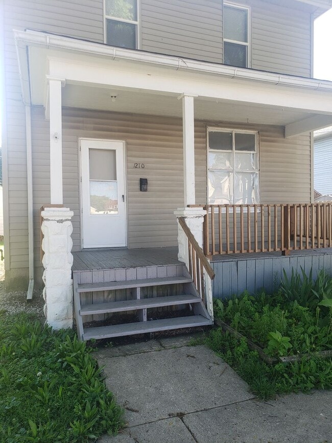 Building Photo - 3 BR House / Section 8 Voucher Accepted