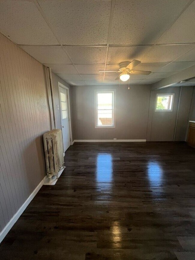 Building Photo - 3 Bed 1 bath home