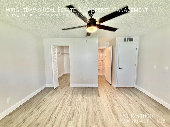 Building Photo - 10500 Village Dr