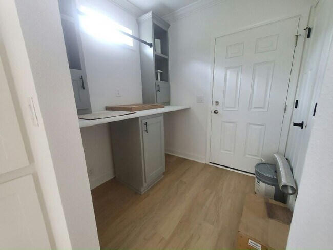 Building Photo - 5805 Mora Pl