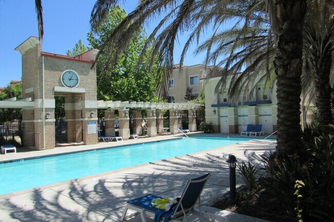Building Photo - Gorgeous 4 Bed, 3.5 Bath End Unit Townhome in Perfect Dublin Location