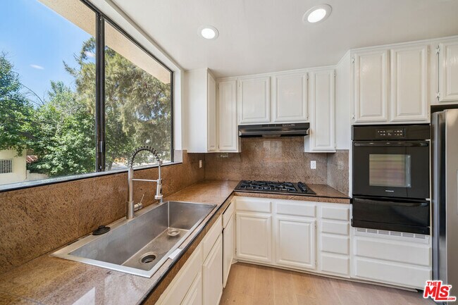 Building Photo - 8865 Alden Dr