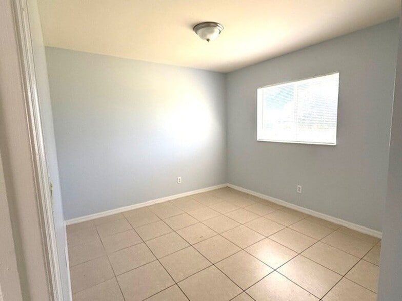 Building Photo - Recently Remodeled