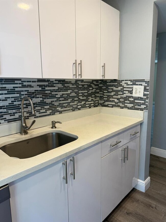 Building Photo - 10814 N Kendall Dr