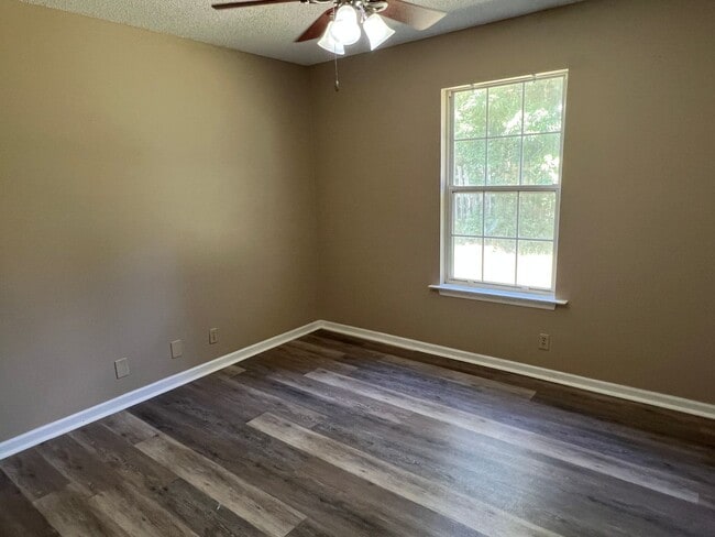 Building Photo - 25% off of 2nd month's rent with a 24 month Lease Agreement.