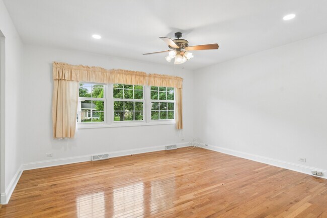 Building Photo - 710 E Valley Ln