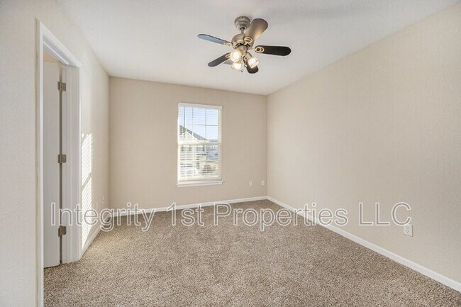 Building Photo - 9105 N Dalton Ave