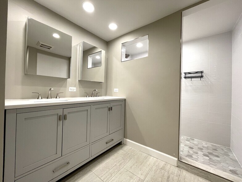 Building Photo - 4324 N Hoyne Ave