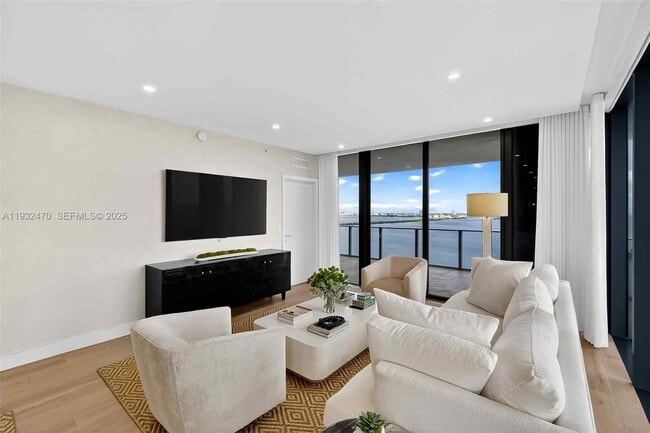 Building Photo - 700 NE 24th St