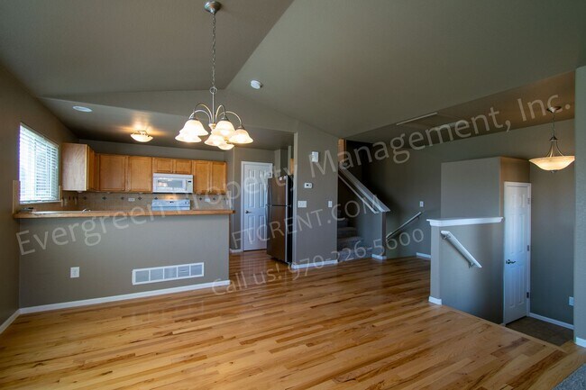 Building Photo - 3 bed, 3 bath Corner Lot in the Maple Hill...