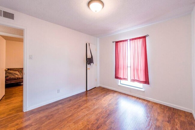 Building Photo - Three Bedroom Two Bath NE Heights