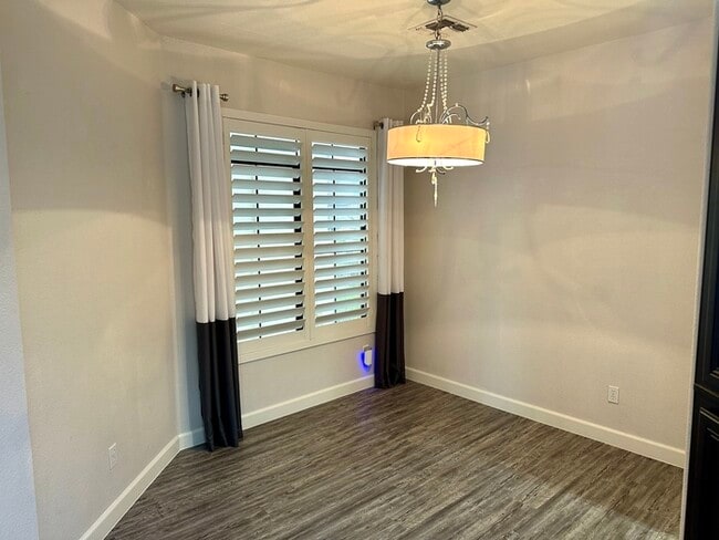 Building Photo - Gorgeous remodel update! No neighbors behi...