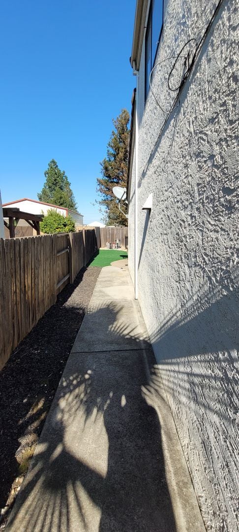 Building Photo - Move in ready w B-I pool