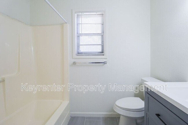 Building Photo - 622 E Xyler St