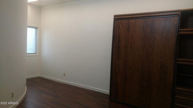 24. Murphy Bed - 33 W Missouri Ave