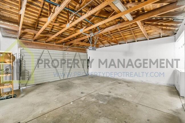 Building Photo - Desirable Pocket-Greenhaven Half-Plex for ...