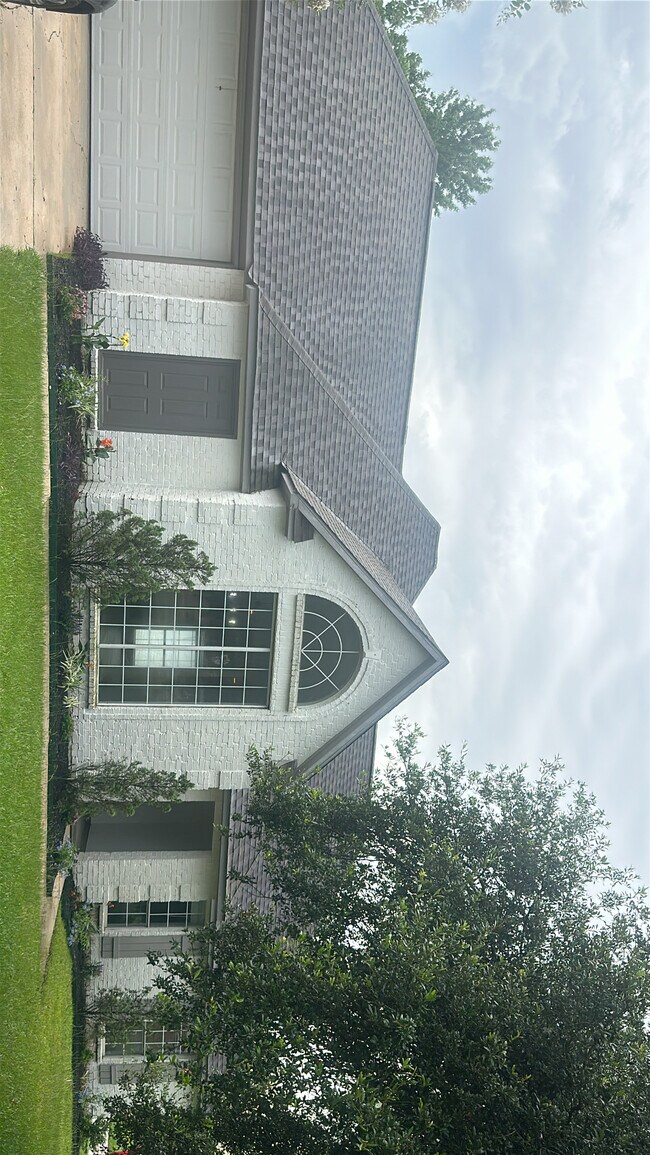 Building Photo - 40101 Parker Rd