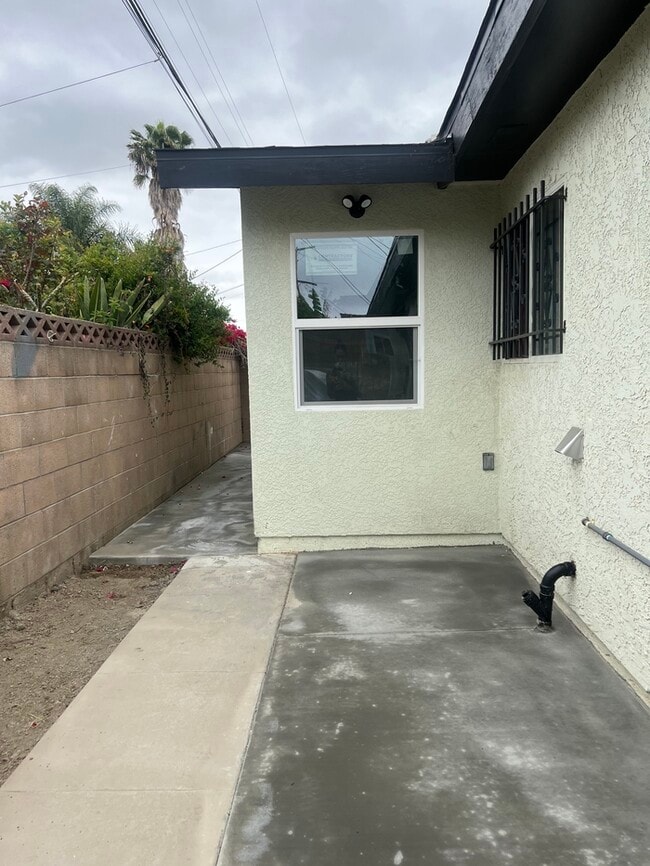 Building Photo - Brand new constructed! Triplex, 2 bedroom 1 bath