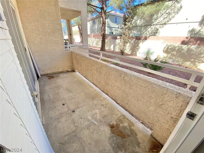 Building Photo - 1900 N Torrey Pines Dr