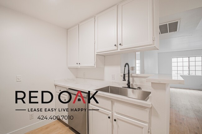 Building Photo - 4651 Cahuenga Blvd