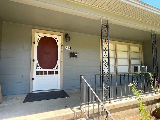 Building Photo - 2 BEDROOM 2 BATHROOM HOUSE BY UNT