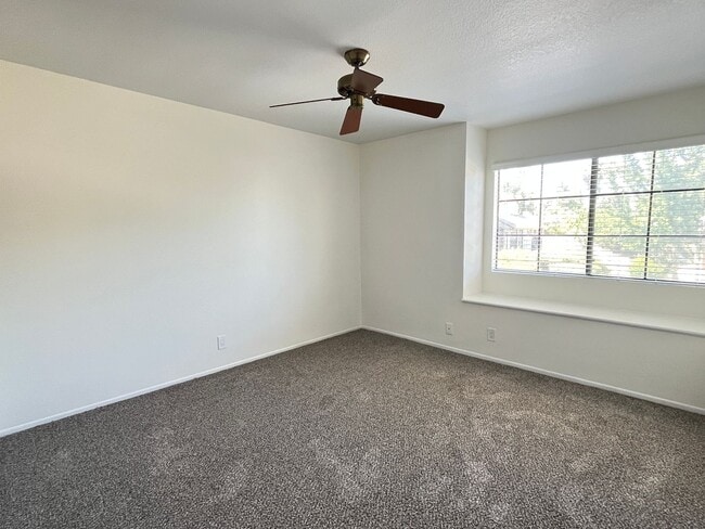 Building Photo - Spacious 3 bedroom, 2.5 bath duplex with private backyard for rent