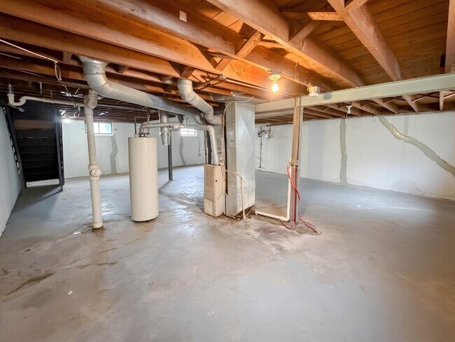 Building Photo - 7724 Monroe Dr