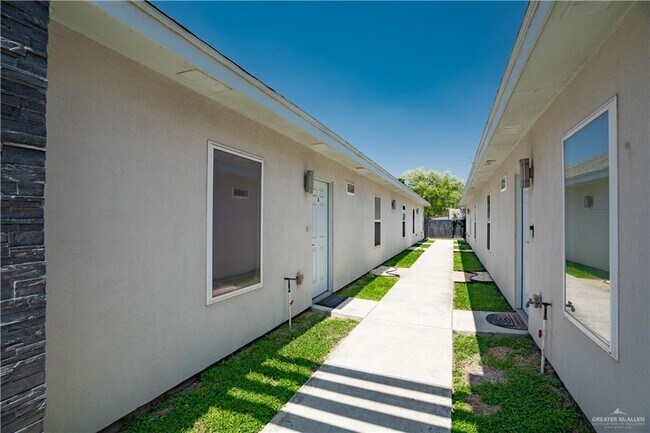 Building Photo - 1704 W Garrison Dr