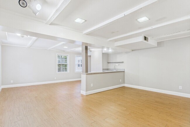 Building Photo - Large Home in Guilford Hills, Hardwood Flo...