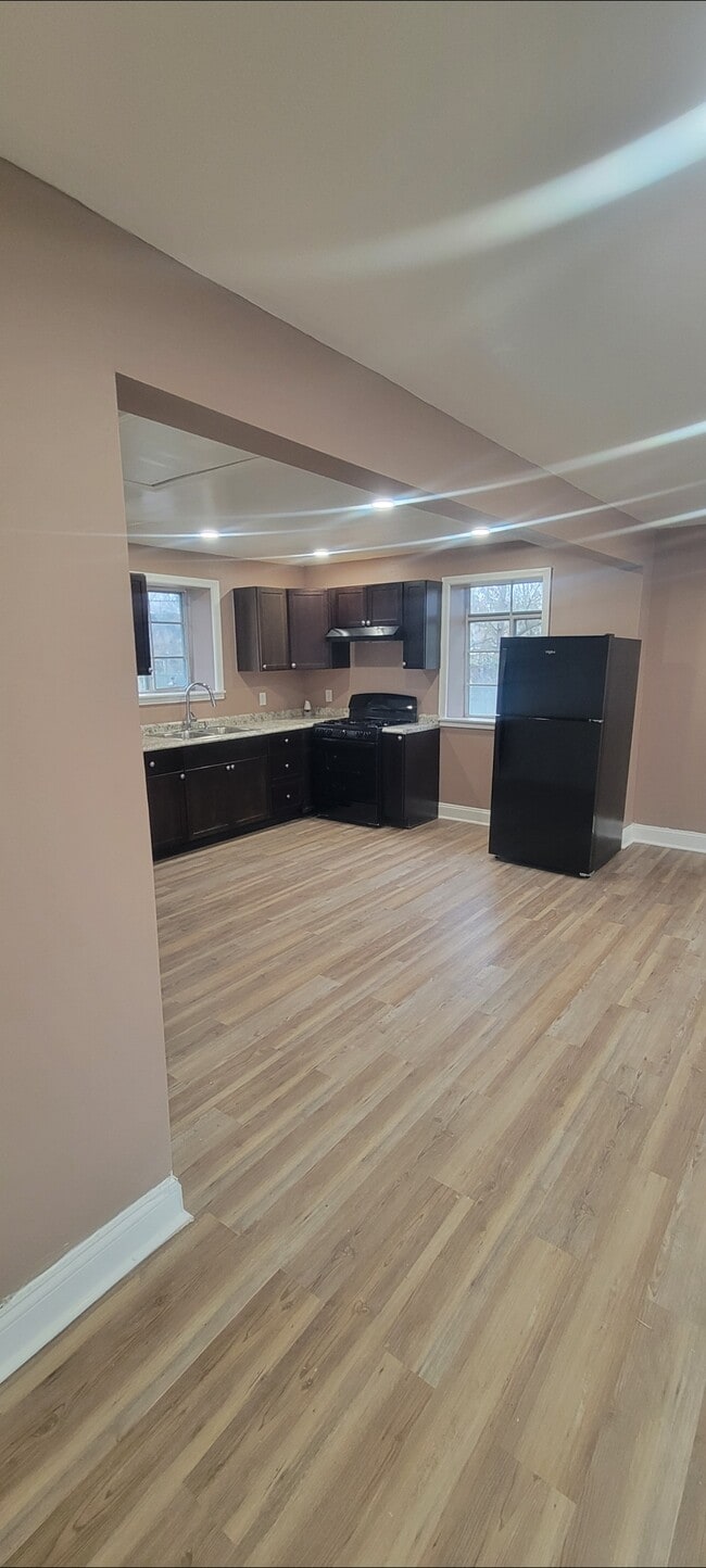 Building Photo - 7 Oak Ln