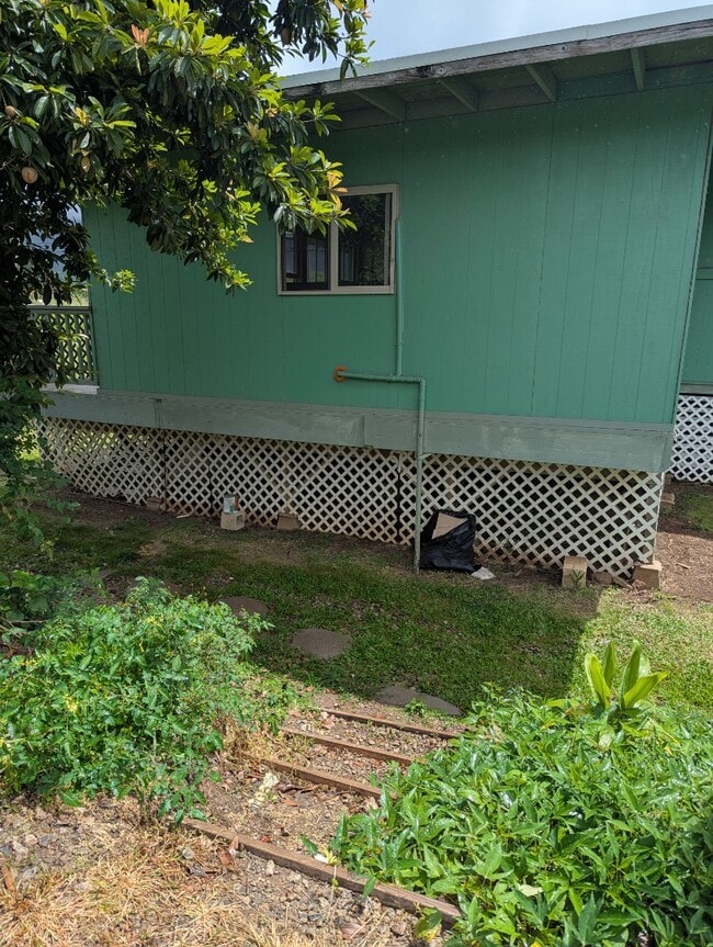 Building Photo - 2 Bed 1 Bath Apartment with one parking.  Tenant pay all utilities.