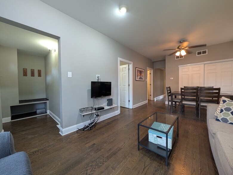 Building Photo - 1911 W Addison St