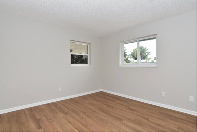 Building Photo - 423 SE Parkway Dr