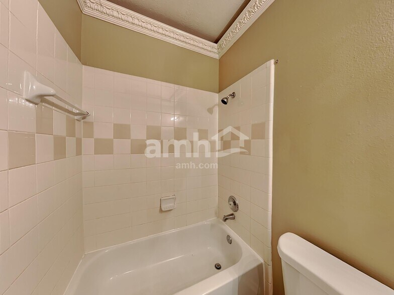 Building Photo - 1835 Manor Dr