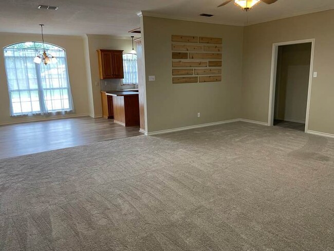 Building Photo - Highly sought after 3 bedroom in Tanglewoo...