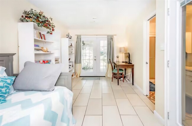 Building Photo - 4910 Charles St