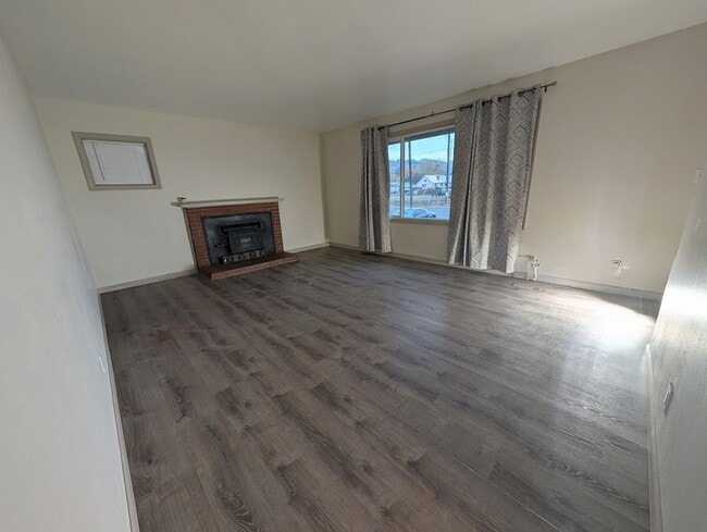 Building Photo - Fantastic 3 Bedroom Clarkston House with F...