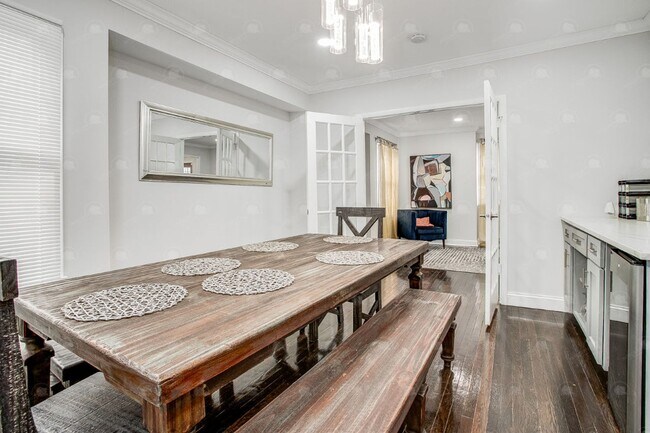 Building Photo - 3-bedroom 3-bathroom w/a loft in historic ...