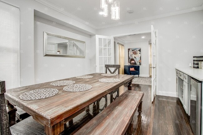 Building Photo - 3-bedroom 3-bathroom w/a loft in historic Pendleton Heights!