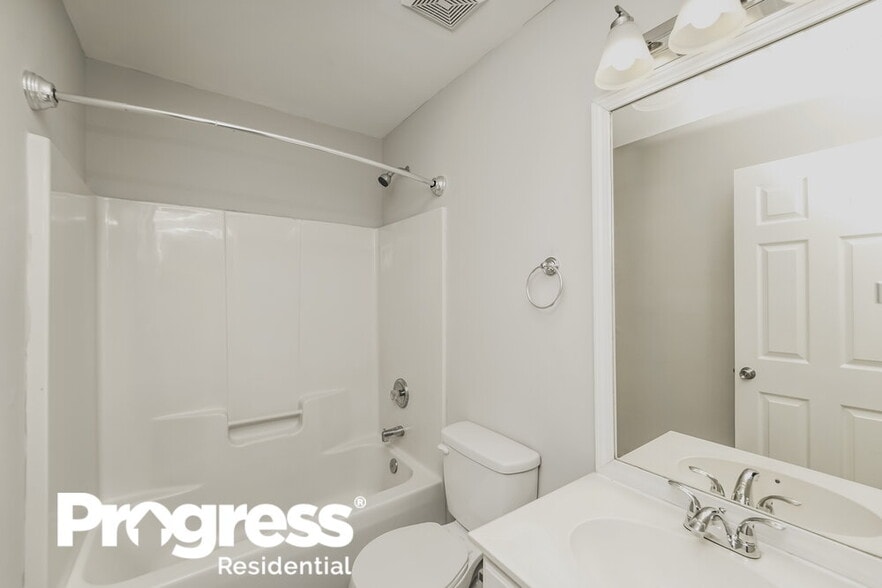 Building Photo - 10453 Roundleaf Dr