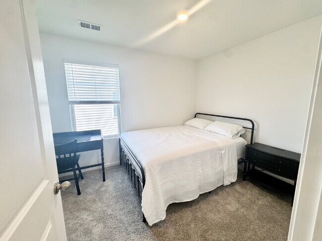 Building Photo - Brand new townhome - Perfect for students or families