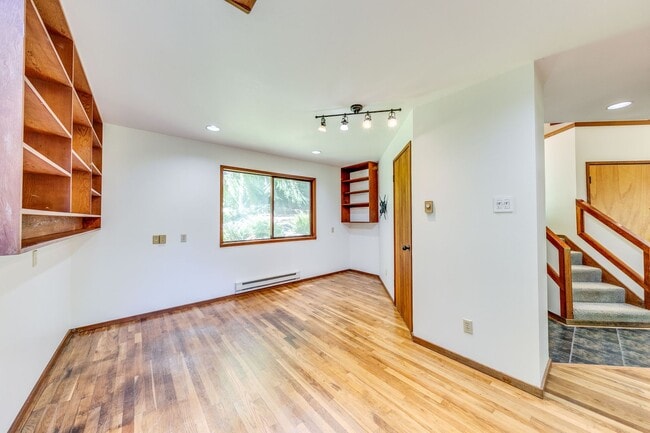 Building Photo - Private 3 Bedroom Home in the Woods