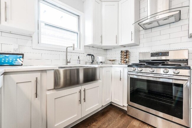 Building Photo - 114 Bleecker St