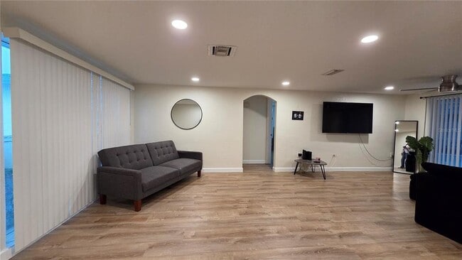Building Photo - 7340 Brentwood Dr