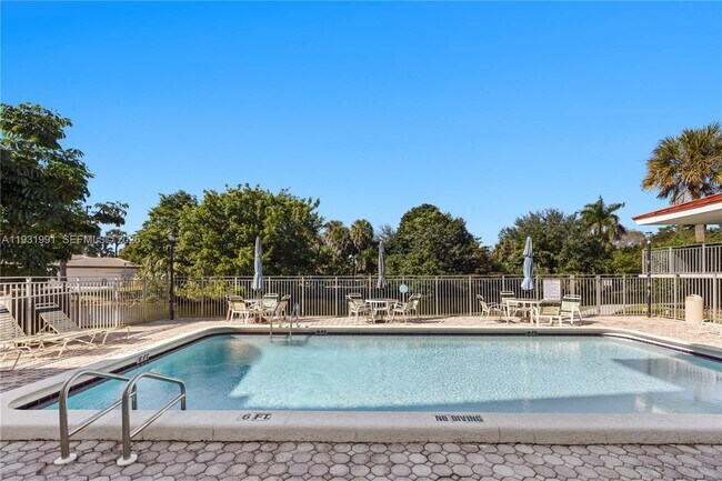 Building Photo - 455 S Pine Island Rd