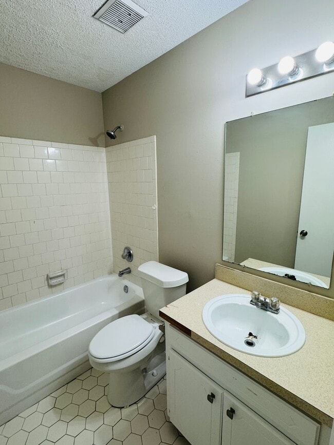 Building Photo - 3-Bedroom Gem !!