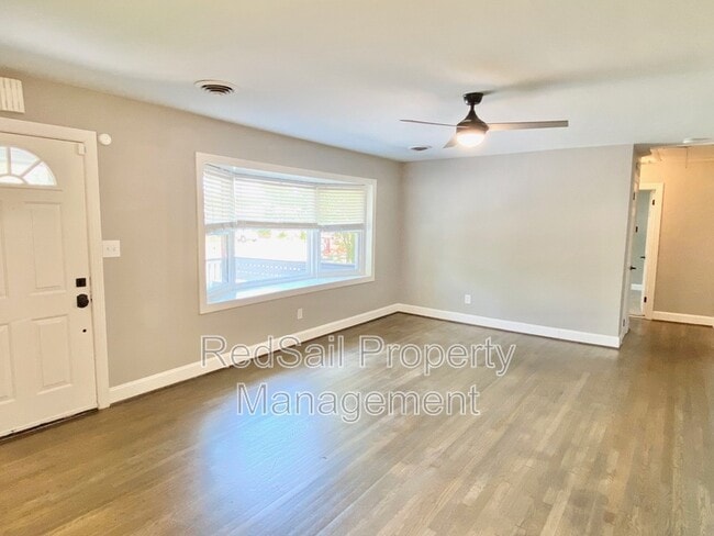 Building Photo - 10 Westlawn Dr