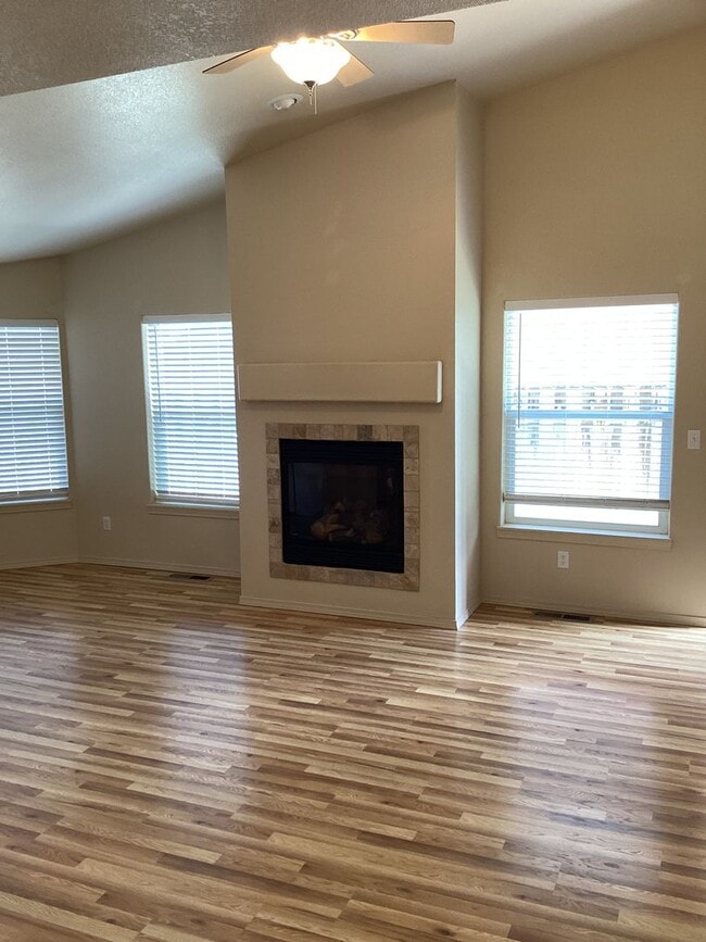 Building Photo - 1335-1335 NE Del Norte Ave